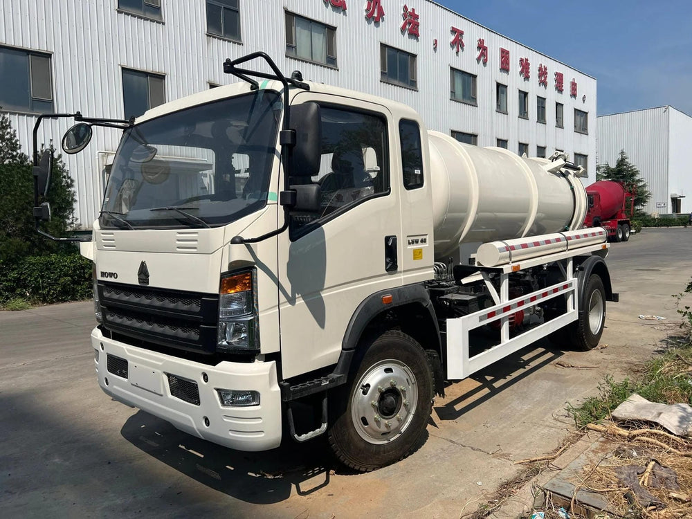 HOWO 4x2 vacuum truck with high pressure cleaner